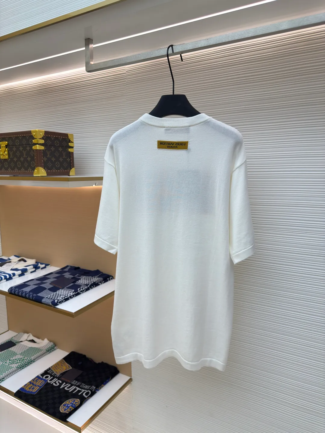 LOUIS VUITTON letter intarsia short sleeves ●Authentic product: purchased and developed by 6109 ●Item number: 1680181-A60 ●Fabric: double-ply combed cotton ●Technology: wool washed ●Version: fitted version ●Weight: about 270 grams ●Size: S-M-L-XL ●Description: The fabric is made of 40-count double-ply combed cotton, using a German Dornier 12 knitting machine, wool jacquard, wool washing, the overall routing is straight and delicate, the fabric is comfortable and soft, the color is consistent and no color difference. It can be matched with the same style to create a fashionable look, control various occasions, customized accessories, complete three standards, the same style for men and women!